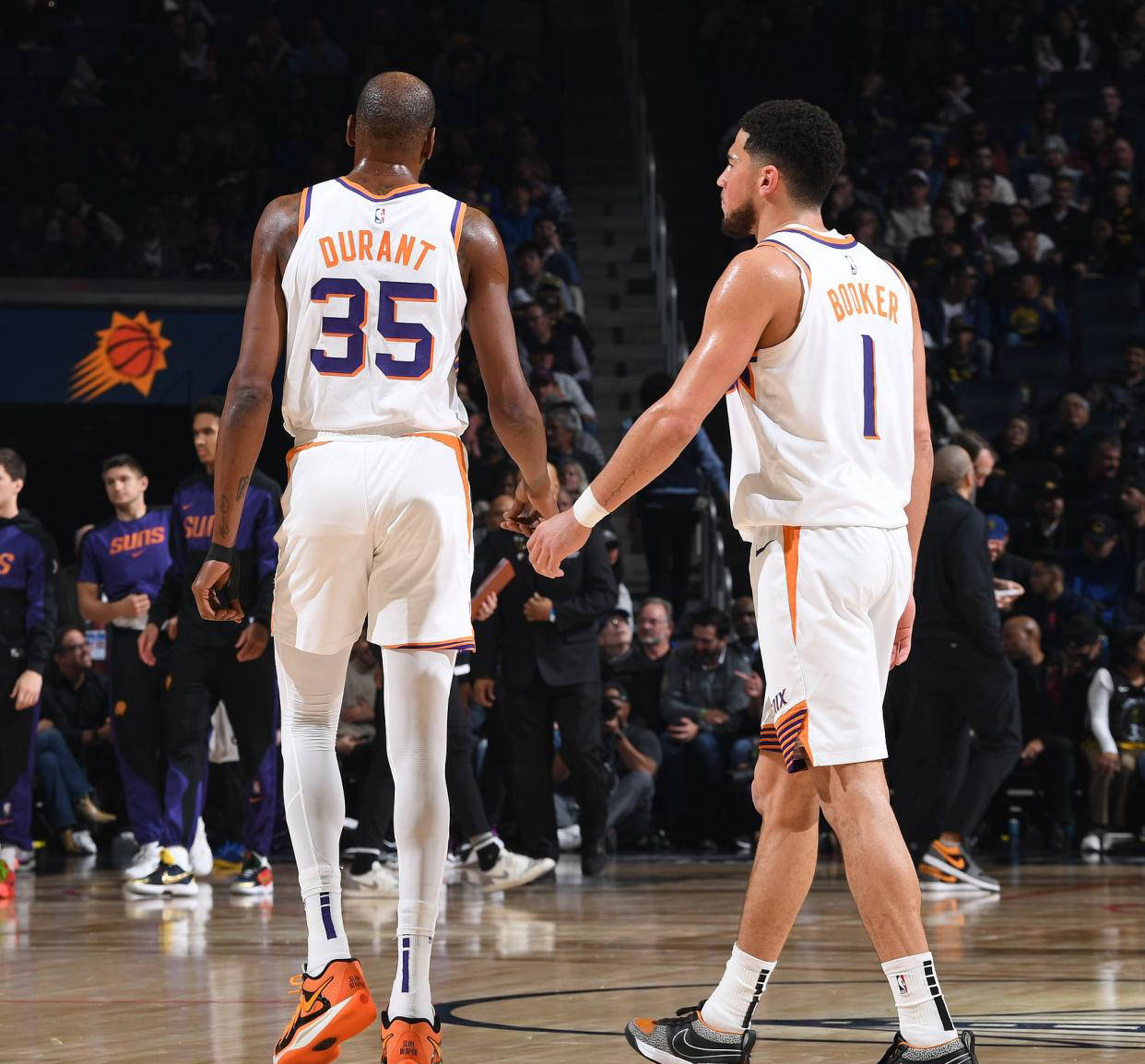 亚博体育-今晨体能课后，菲尼克斯太阳队长鼓劲备战德国杯，赛场秩序良好，球队文化再被提及